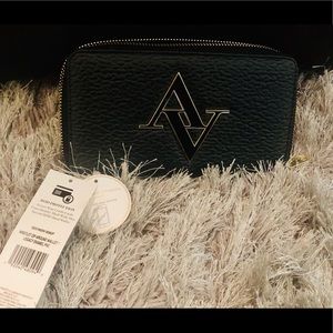 $10!! **SALE🔥Adrienne Vittadini Wristlet